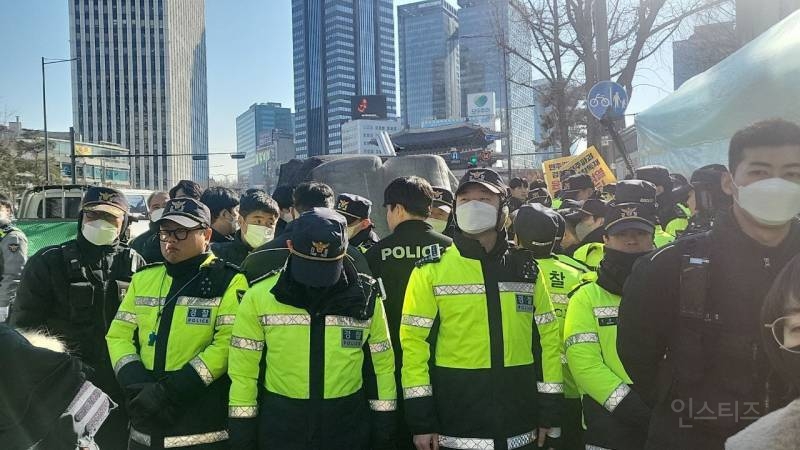 윤석열타도농성장에 경찰이 난입했다! | 인스티즈