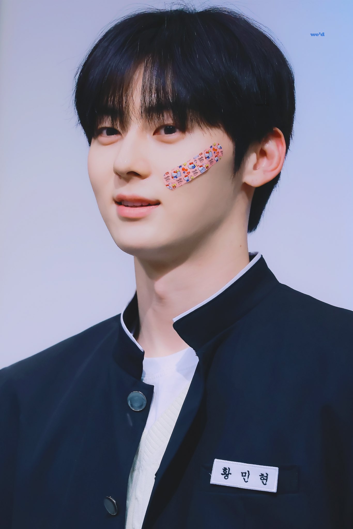 [잡담] 황민현 가쿠란입고 키티 밴드 붙인거ㅜㅜㅠㅠㅠㅠㅠㅠ | 인스티즈