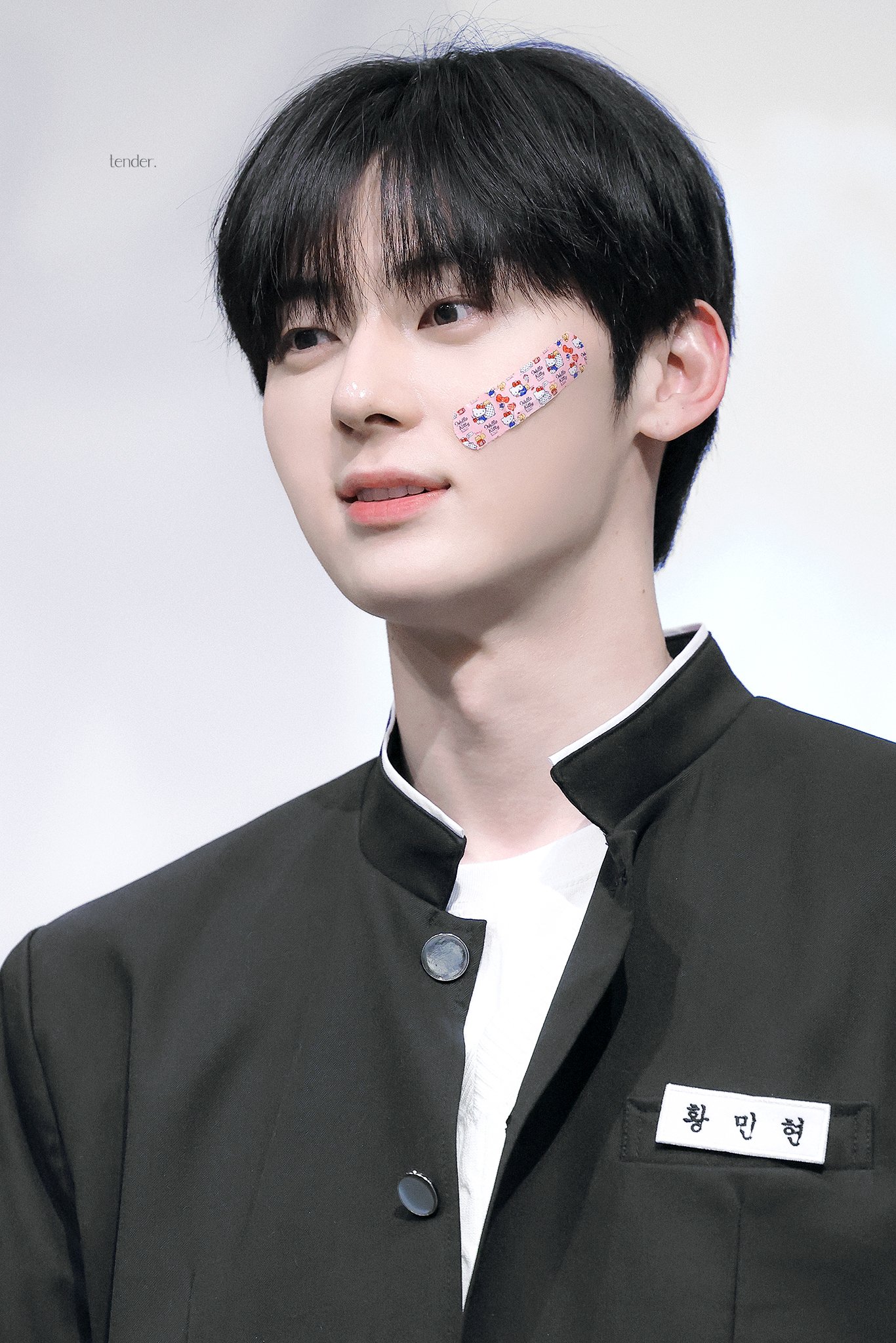 [잡담] 황민현 가쿠란입고 키티 밴드 붙인거ㅜㅜㅠㅠㅠㅠㅠㅠ | 인스티즈