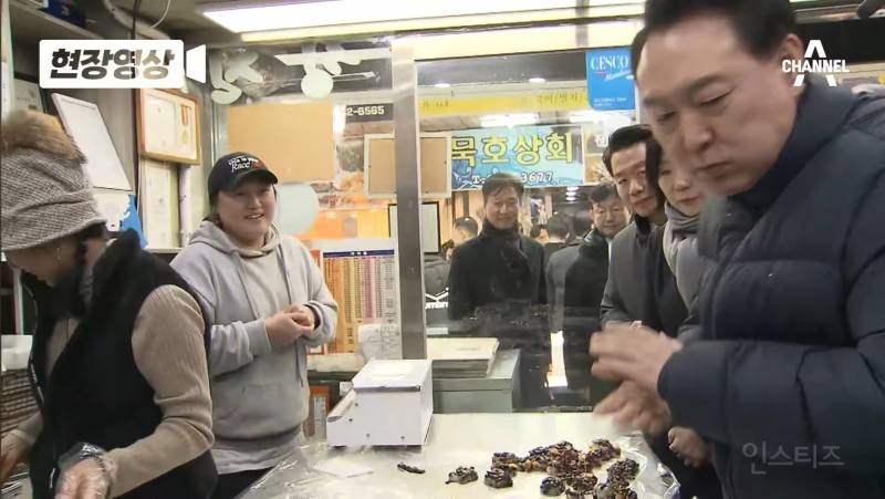 가정교육 수준 드러나는 윤석열의 시장 떡 먹방 | 인스티즈