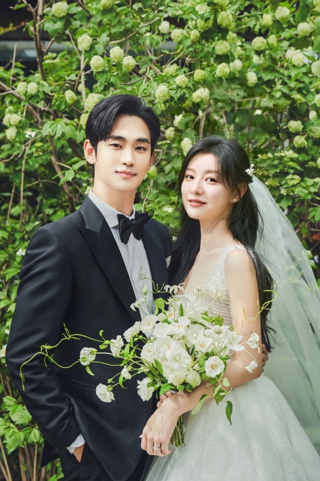 [정보/소식] 김수현♥김지원, 웨딩 사진 단독 입수…비주얼 부부 탄생 (눈물의 여왕) | 인스티즈