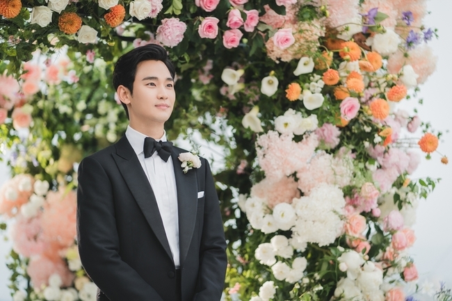 [정보/소식] 김수현♥김지원, 웨딩 사진 단독 입수…비주얼 부부 탄생 (눈물의 여왕) | 인스티즈