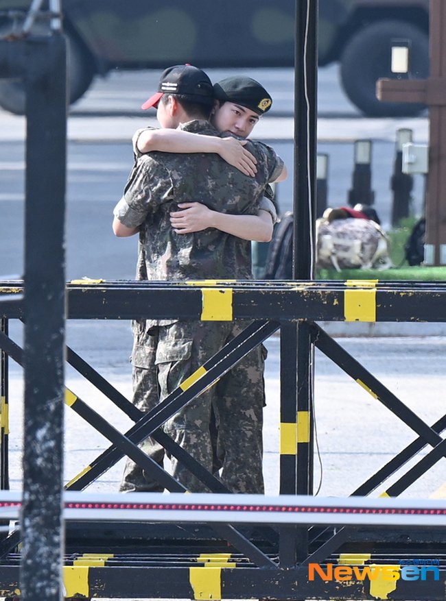 [잡담] 나 아직도 방탄 진 전역하는 날 동료분들이랑 | 인스티즈