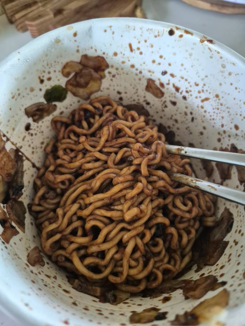 [잡담] 와 이 라면 진짜 맛없다 한 입 먹고 버림 | 인스티즈