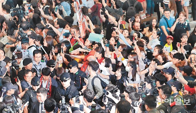 [마플] 이 공항 인파에도 저런 경호는 안 함 | 인스티즈