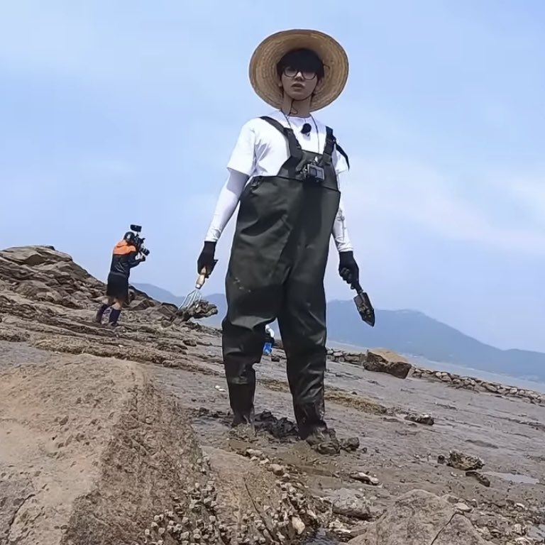 [잡담] 명재현 서있을 때 배 내밀고 서있는거 진짜 너무 코여움 | 인스티즈