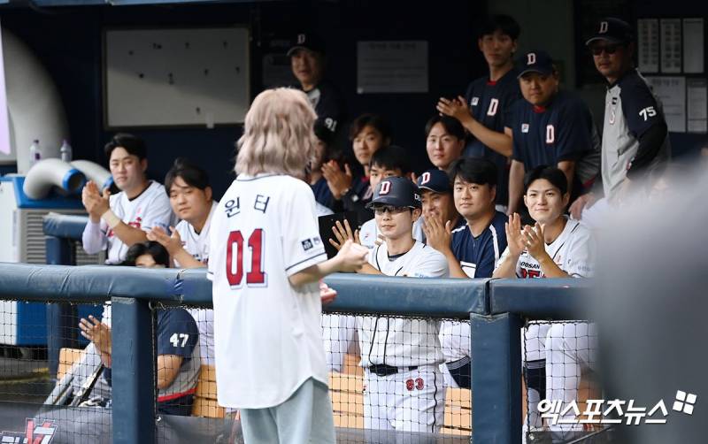 [잡담] 윈터 보는 덕아웃 기사사진 왜케 웃기지 ㅋㅋㅋㅋㅋㅋㅋㅋ | 인스티즈