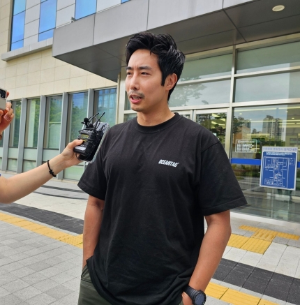 [정보/소식] 구제역 구속 현장 보러온 이근…얼굴에 웃음 만개 | 인스티즈