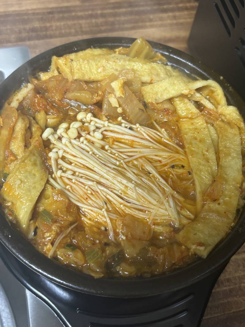 [잡담] 다들 뚝배기에 김치우동 해먹어… 너무 맛있다…. | 인스티즈