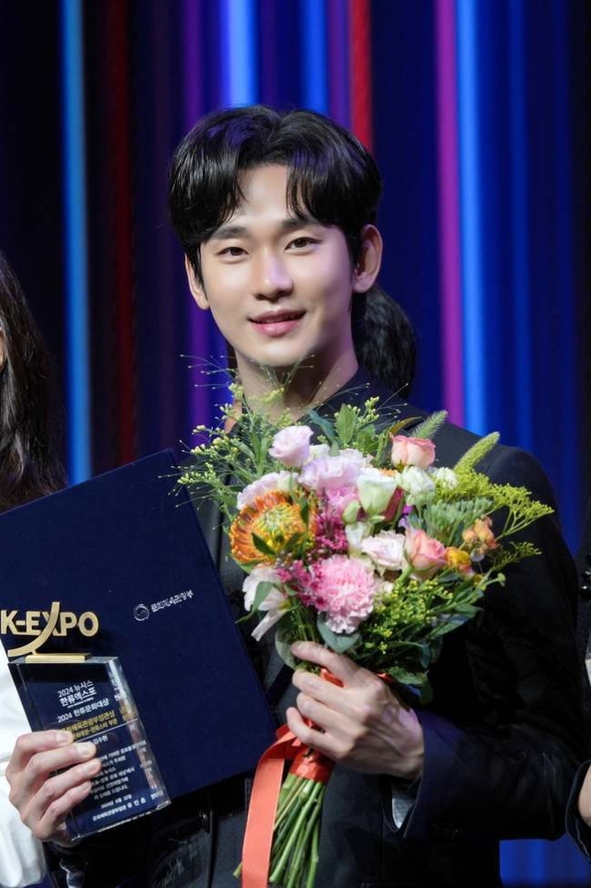 [정보/소식] 김수현, '눈물의 여왕'으로 문체부장관상 "좋은 작품 만났다” | 인스티즈