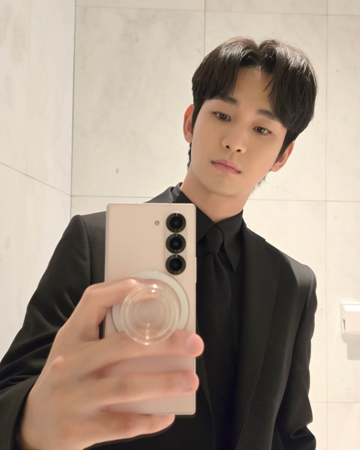 [잡담] 김수현 핸드폰 | 인스티즈