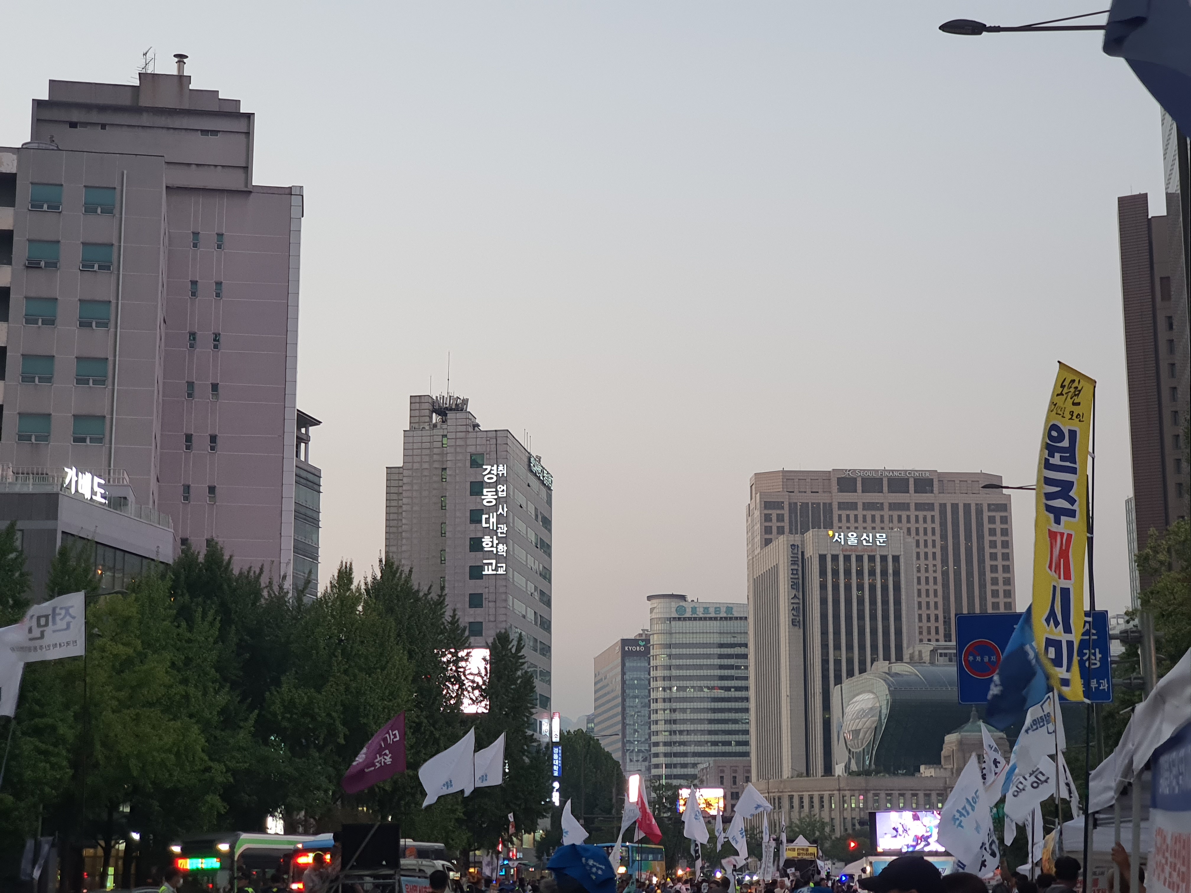 [잡담] 윤석열 탄핵시위!!!! 오늘 왔는데 앞으로도 사람들 많이왔으면 좋겠다!! | 인스티즈