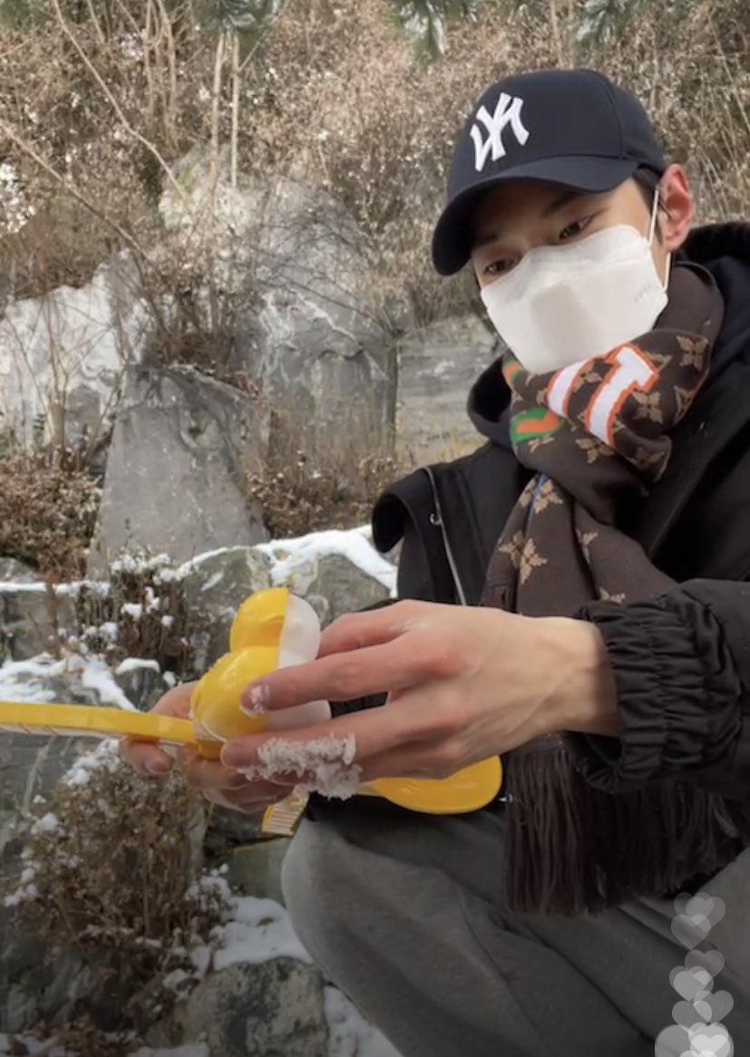 [잡담] 엔시티 도영 집앞에서 눈오리 만드는 라방 별거없는데 왜케 웃기거 귀엽지 | 인스티즈