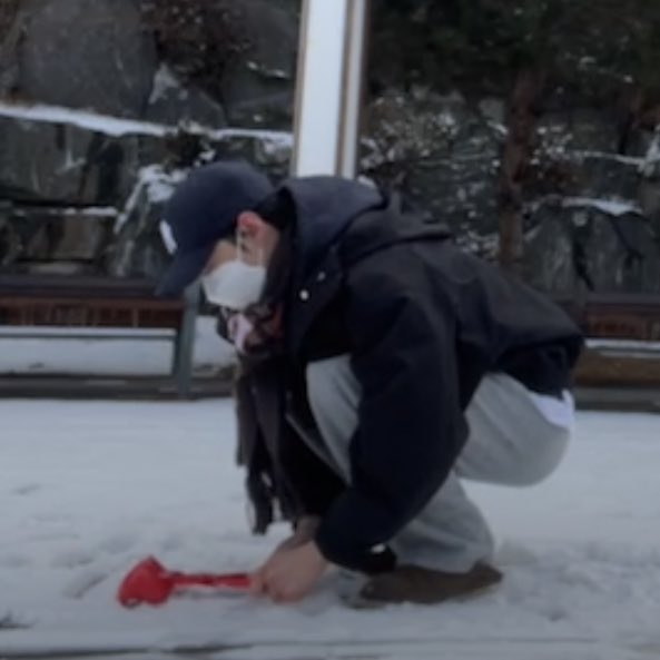 [잡담] 엔시티 도영 집앞에서 눈오리 만드는 라방 별거없는데 왜케 웃기거 귀엽지 | 인스티즈