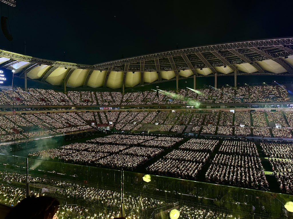 [잡담] 아이유 콘서트 관객석 쩐다.... | 인스티즈