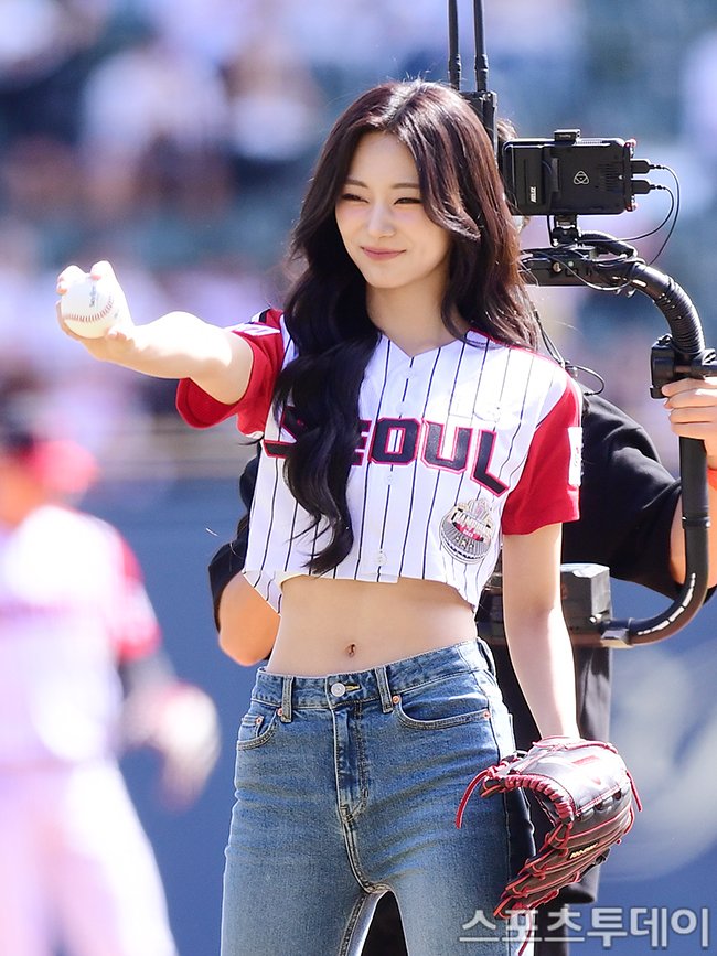 [잡담] 트와 쯔위 시구 기사사진 너무 아름다워⚾️ | 인스티즈