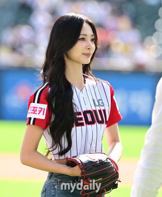 [잡담] 트와 쯔위 시구 기사사진 너무 아름다워⚾️ | 인스티즈