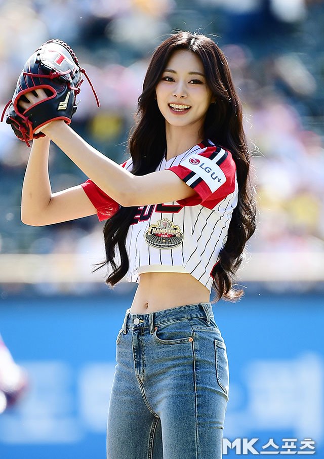 [잡담] 트와 쯔위 시구 기사사진 너무 아름다워⚾️ | 인스티즈