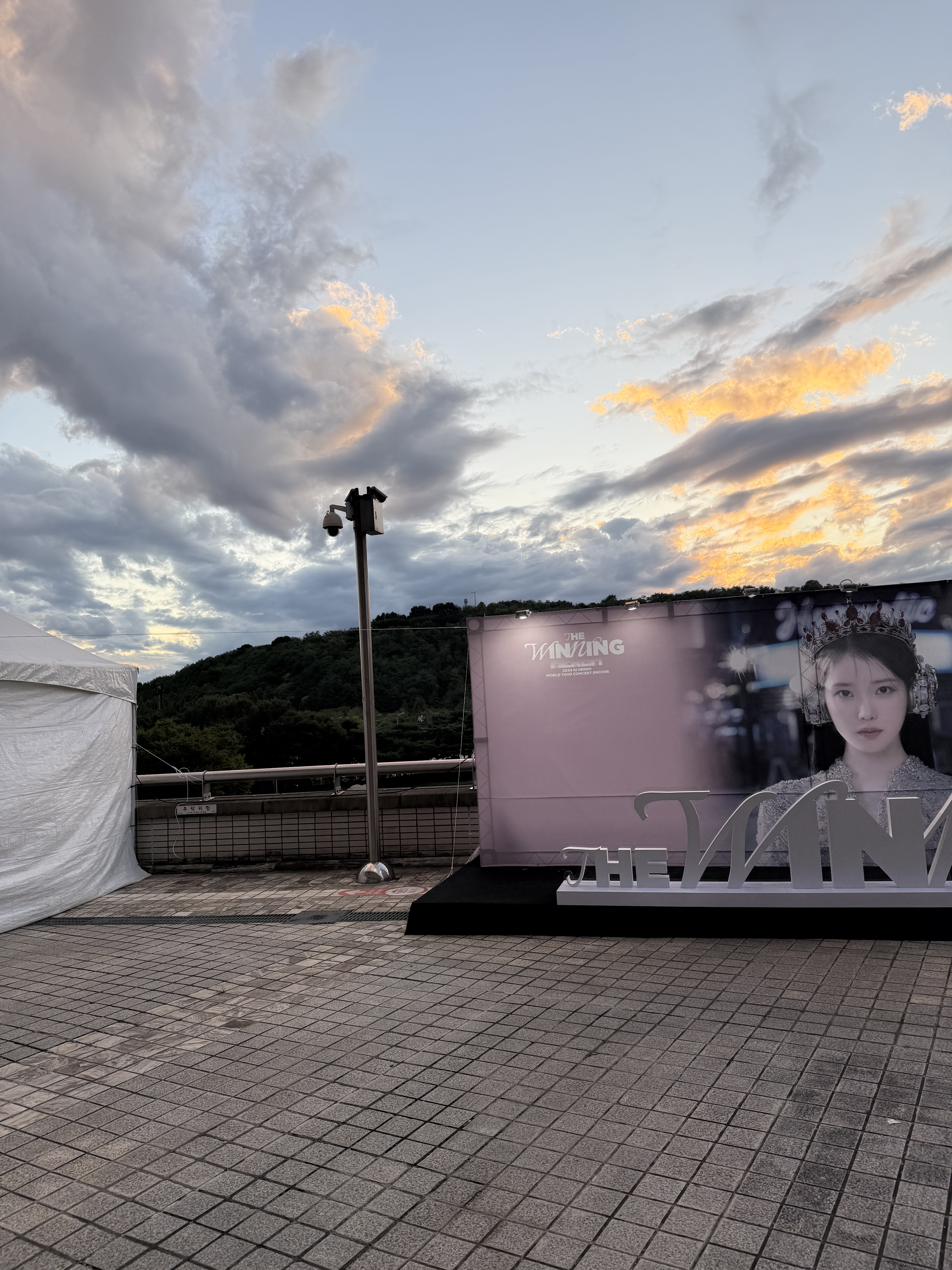 [잡담] 뭔가 이번에 아이유포토존서 찍은 사람은 인생사진 찍었을것같더라 사진유 | 인스티즈