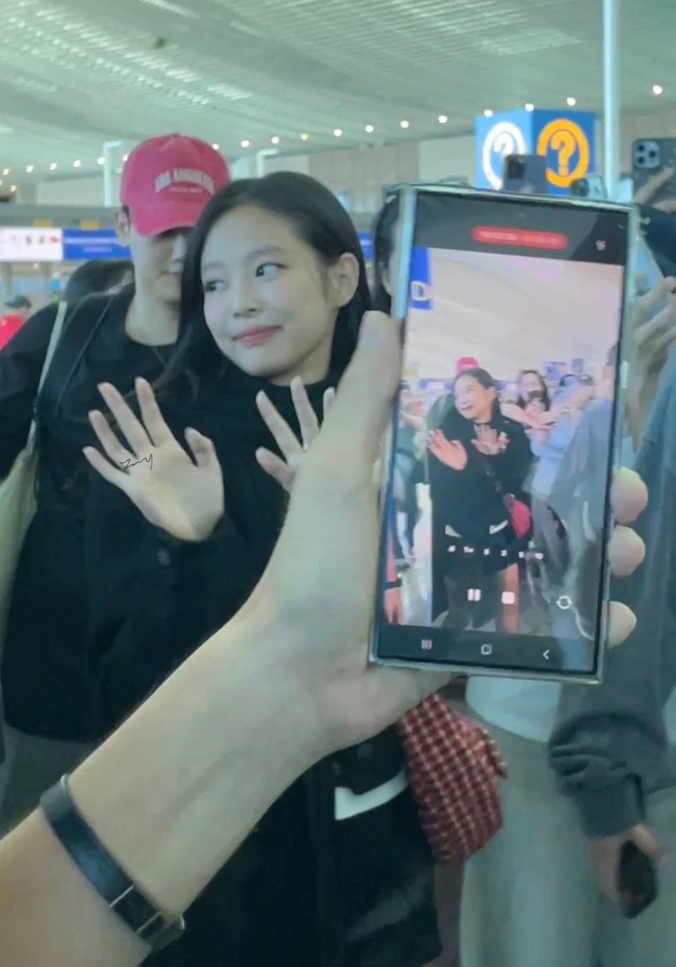 [잡담] 제니 어제 출국 착장 너무 좋아서 사진 다 저장함 | 인스티즈