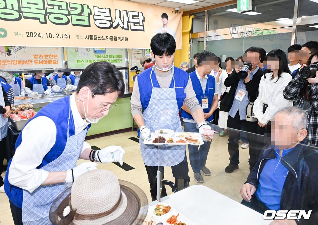 [정보/소식] 노인의 날을 맞아 봉사중인 정해인 기사사진 모음 | 인스티즈