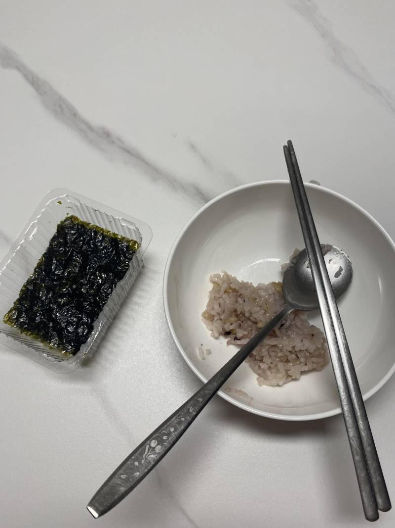 [잡담] 애기들 맨밥에 김만 싸먹이는거 보면 엄청 맛있어보여 | 인스티즈