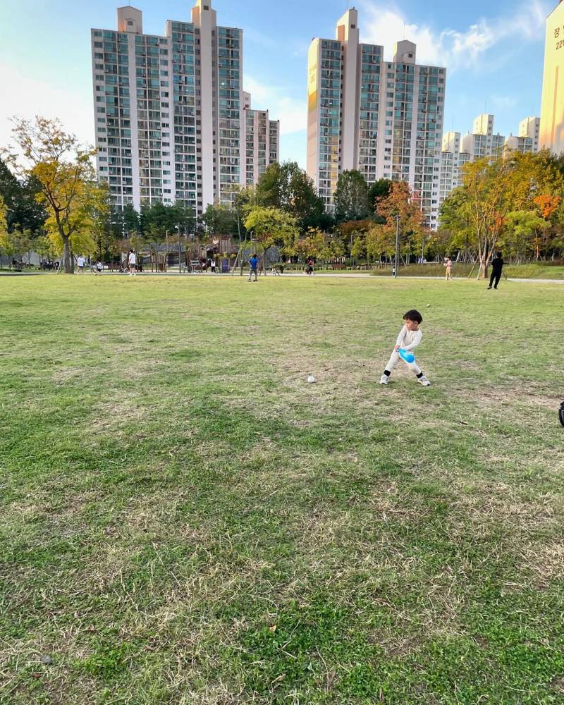 [잡담] 만 한살 아기의 타격폼 | 인스티즈