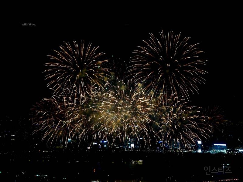 오늘자 집 안에서 찍은 불꽃축제 ㄹㅈㄷ 사진…JPG | 인스티즈