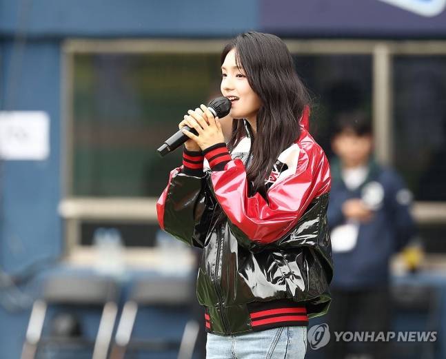 어제 KBO 준플레이오프 2차전' LG-KT전에서 애국가 제창한 규빈.jpg | 인스티즈