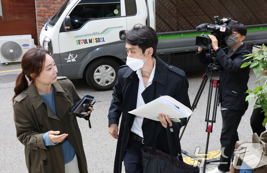 [정보/소식] 뉴진스 팬클럽, 김주영 어도어 대표 등 배임 고소 (고발장 접수 사진) | 인스티즈