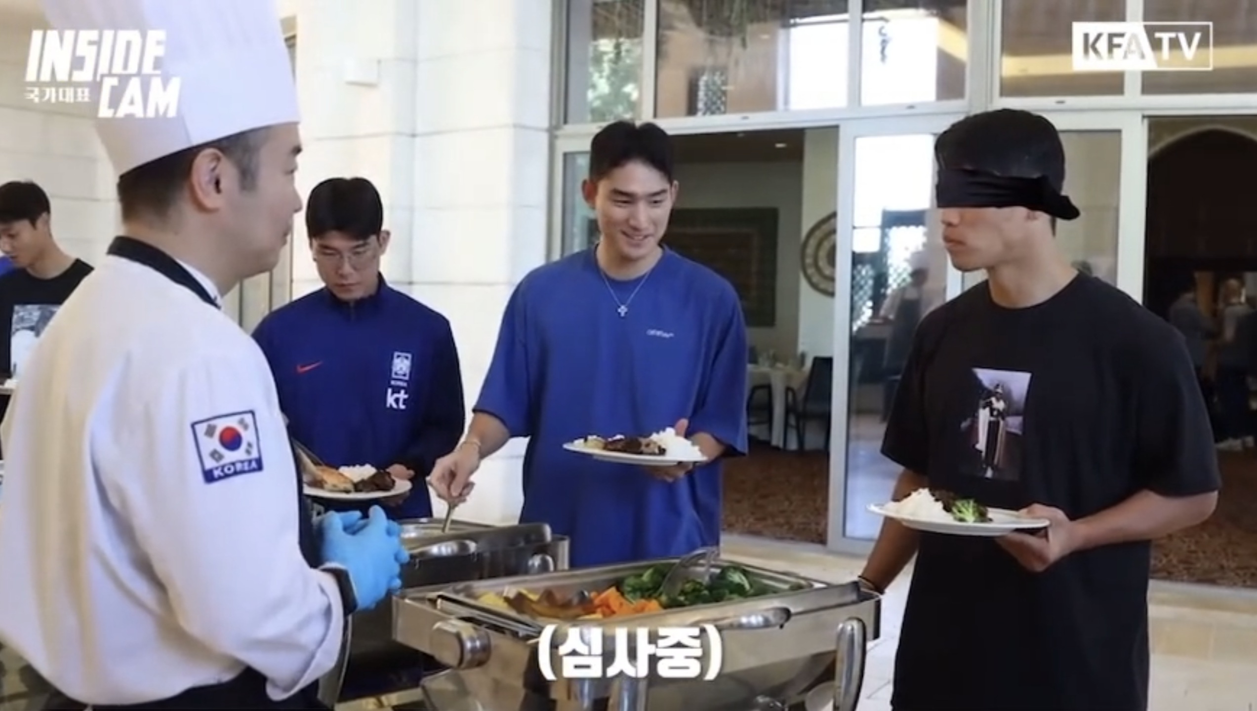 [정보/소식] 국대 최고의 셰프를 가려라 국대요리사(?) 신중하게 맛을 보는 '찬'성재 | 인스티즈