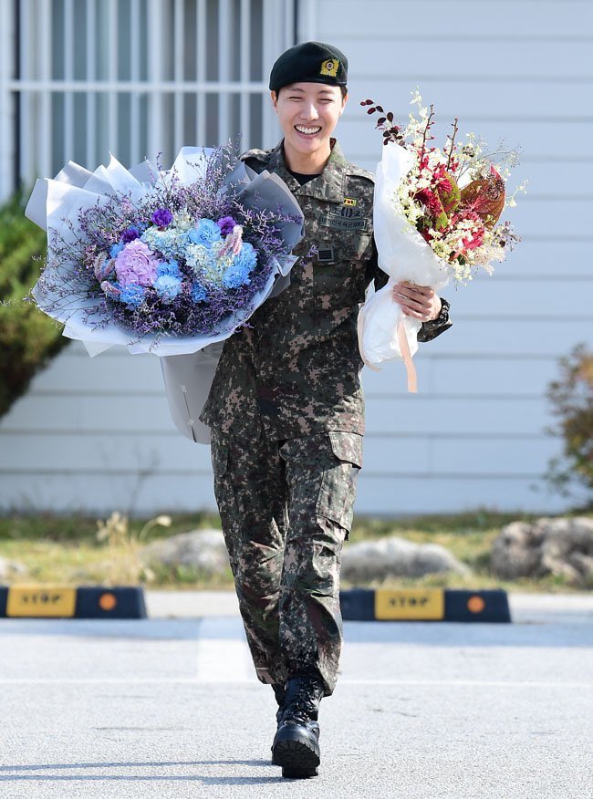 [잡담] 방탄 제이홉 전역때 이 사진 두개 진짜 귀여워서 저장함 | 인스티즈