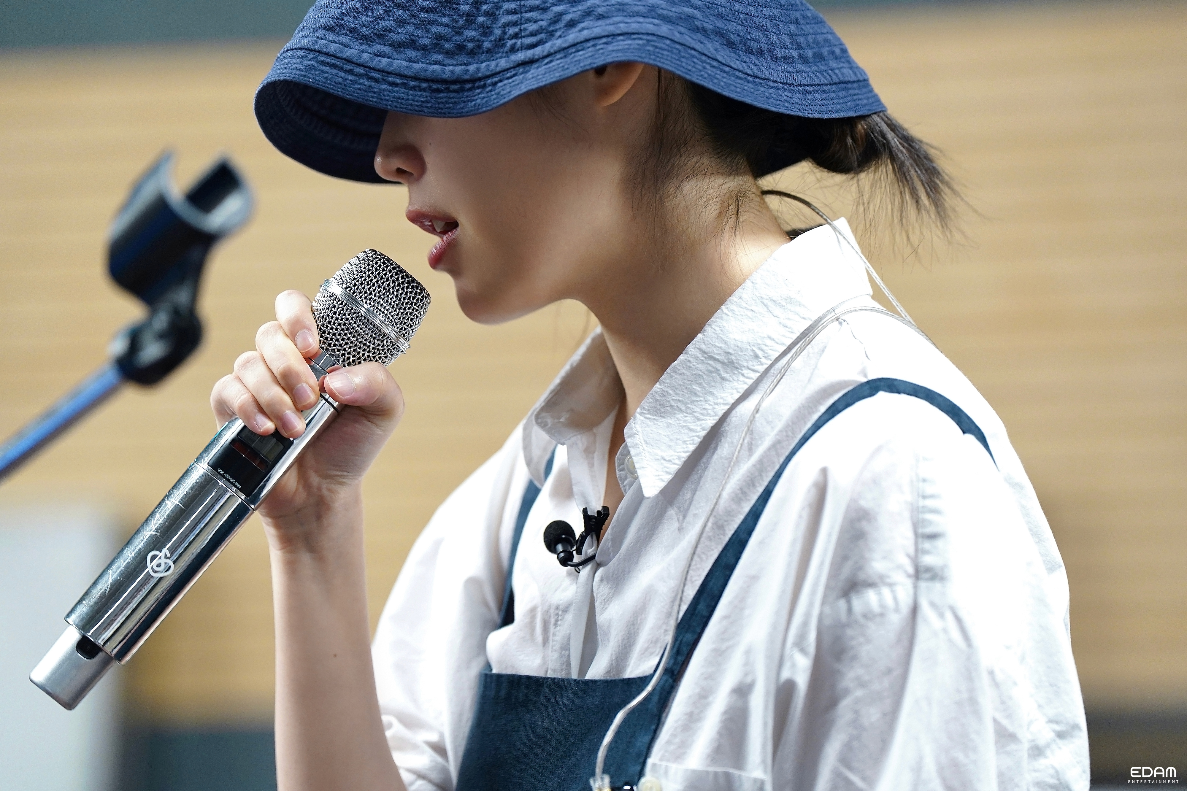 [잡담] 아이유 이번 비하인드 사진 뭐랄까 덕후 포인트 잘 아는 사람이 찍은듯 | 인스티즈