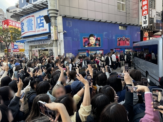 현 시점 스키즈로 도배된 시부야 거리 | 인스티즈