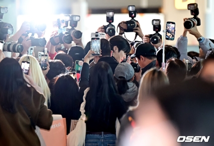 [잡담] [사진] 출국하는 변우석, 팬들의 카메라에 둘러싸여 | 인스티즈