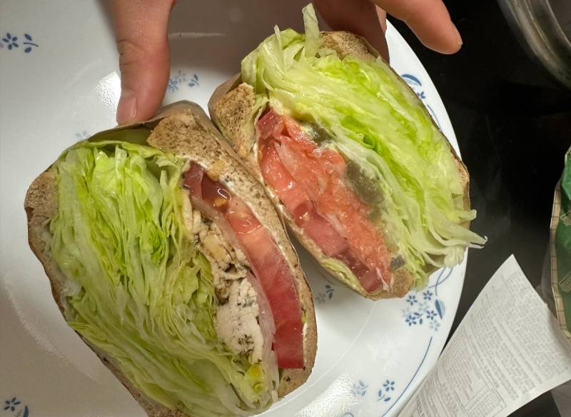 [잡담] 친구랑 내가 만든 거 중에 뭐가 더 맛있어보여? | 인스티즈