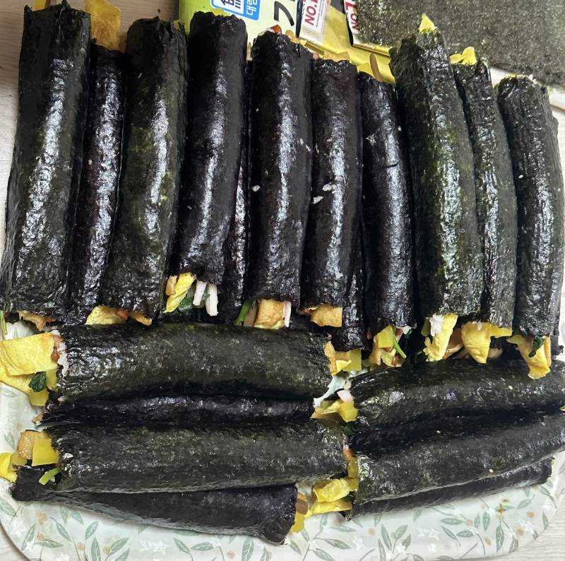 [잡담] 김밥 싸고 있어 🍙🍙 | 인스티즈