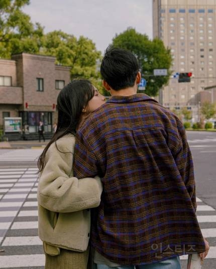 윤승아♥김무열, '결혼 10년차'에도 '팔짱 꼭' 끼고 데이트...여전히 신혼이네 | 인스티즈