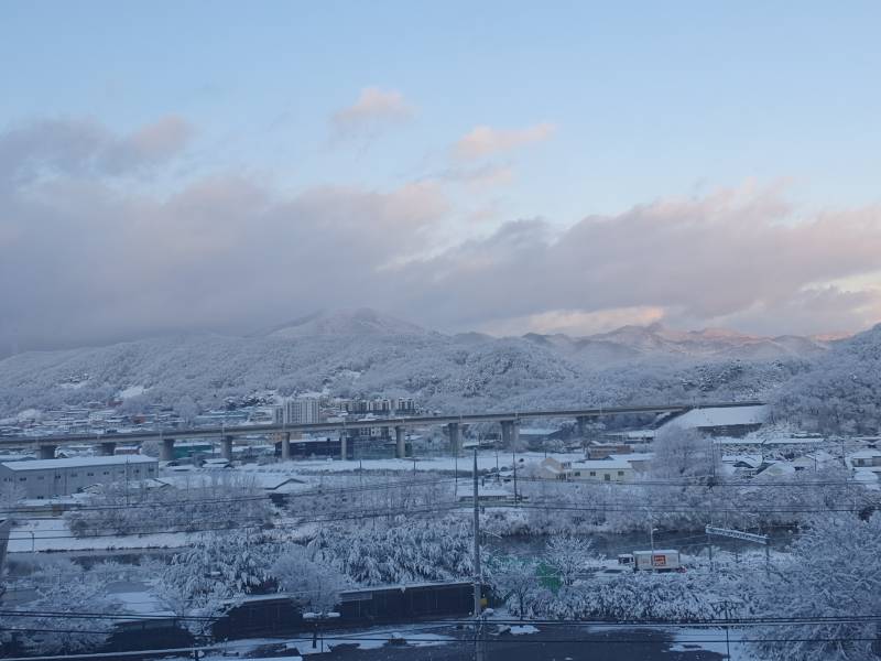 [잡담] 우리동네 산쪽인데 어제 눈쌓인것봐... | 인스티즈