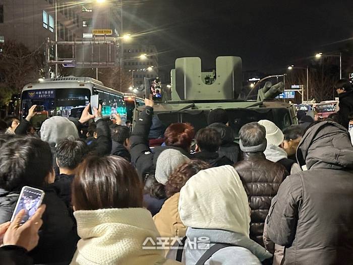 [잡담] 감히 군인 앞길을 막는 위험천만한 사람들 | 인스티즈