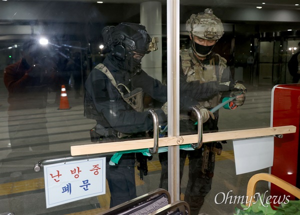 [정보/소식] 새벽 국회에 무장하고 진입하는 군인들 | 인스티즈