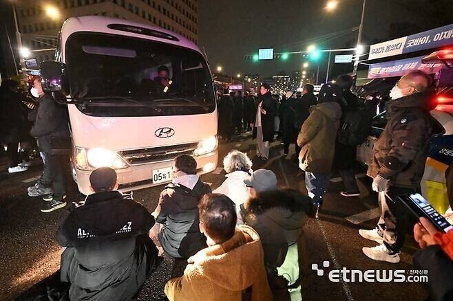 [잡담] 이런거 보면 국회로 바로 달려간 시민분들 고마움... | 인스티즈