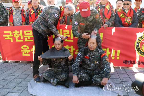 [정보/소식] [오마이포토] '내란수괴 윤석열 탄핵' 해병 부부 삭발 | 인스티즈