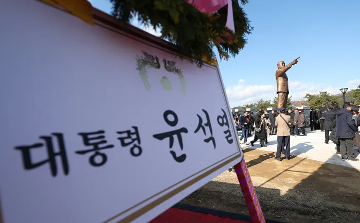 [정보/소식] '비상계엄 대명사' 박정희 동상 제막식에 화환 보낸 윤 대통령 (어제) | 인스티즈