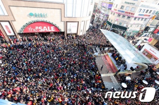 [잡담] 저게 ㄹㅇ 무슨2만임... 옛날 엑소네이처 팬싸에 대구 만명왔을때 사진임 | 인스티즈