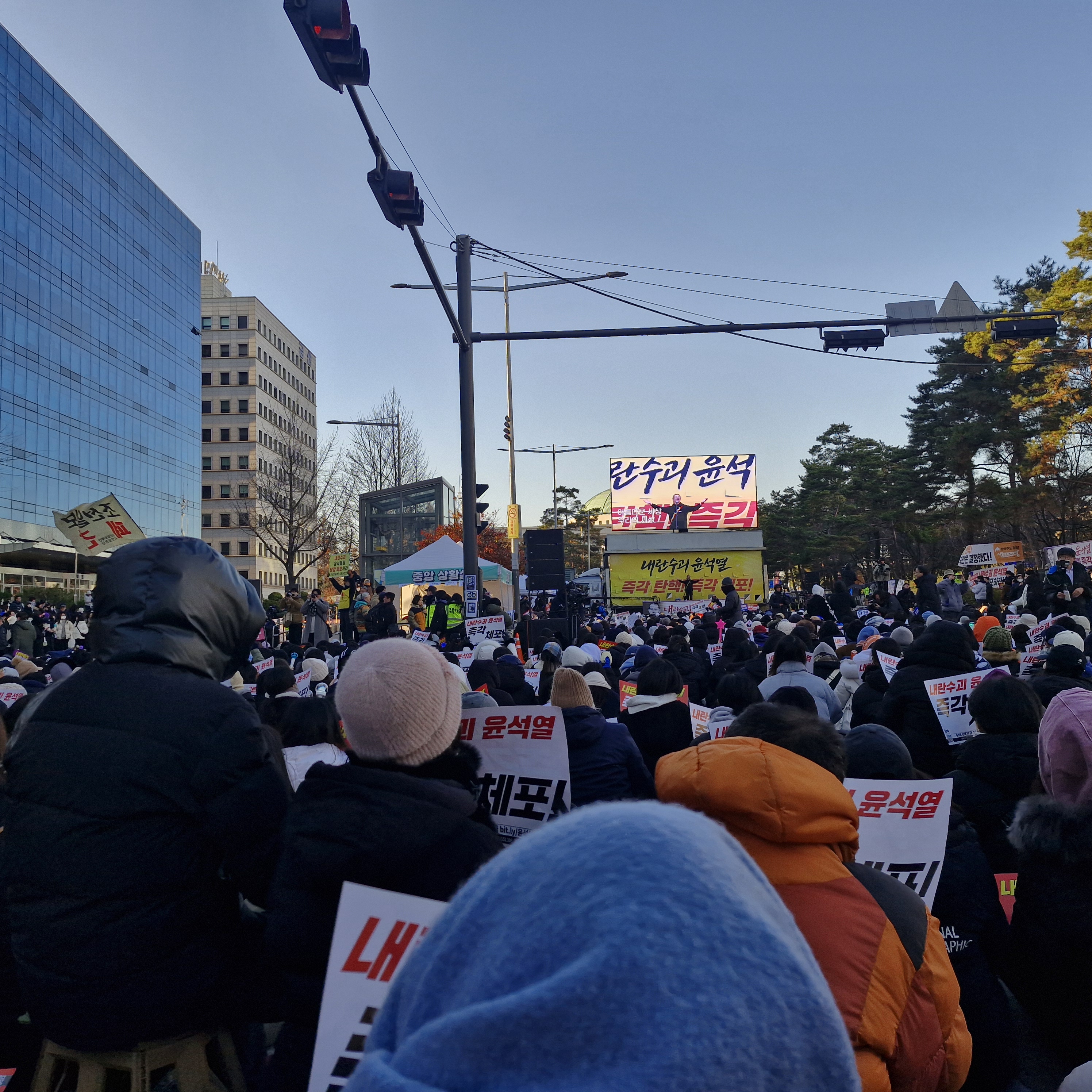 [잡담] 시위 갔다 얼어죽을 것 같아서 빨리 빠져나옴 | 인스티즈