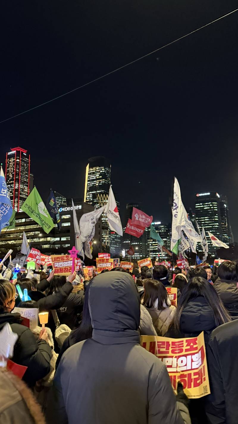 [잡담] 오늘 국회 앞 시위하는 사람 많이 없으면 어쩌나 걱정하면서 갔는데 | 인스티즈