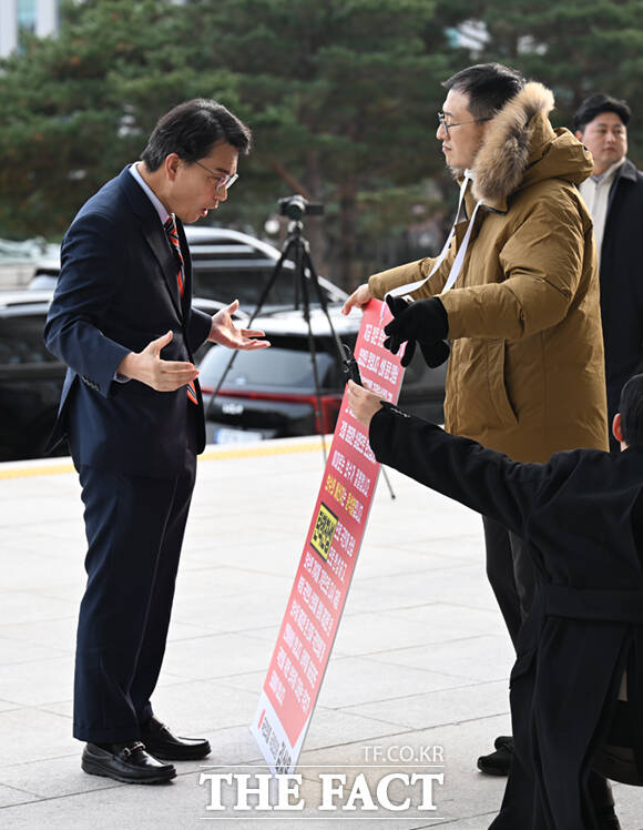 [정보/소식] 윤상현, '탄핵 찬성' 김상욱과 설전..."尹 아닌 나라 구하려는 것" [TF사진관] | 인스티즈