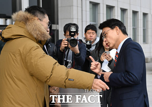 [정보/소식] 윤상현, '탄핵 찬성' 김상욱과 설전..."尹 아닌 나라 구하려는 것" [TF사진관] | 인스티즈