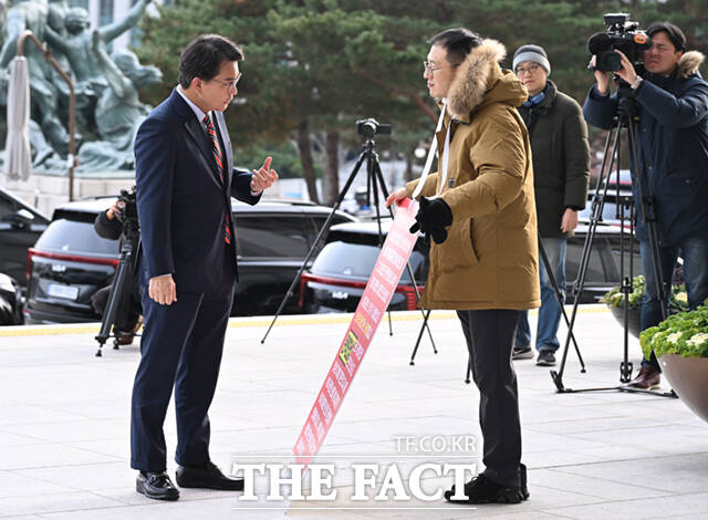 [정보/소식] 윤상현, '탄핵 찬성' 김상욱과 설전..."尹 아닌 나라 구하려는 것" [TF사진관] | 인스티즈